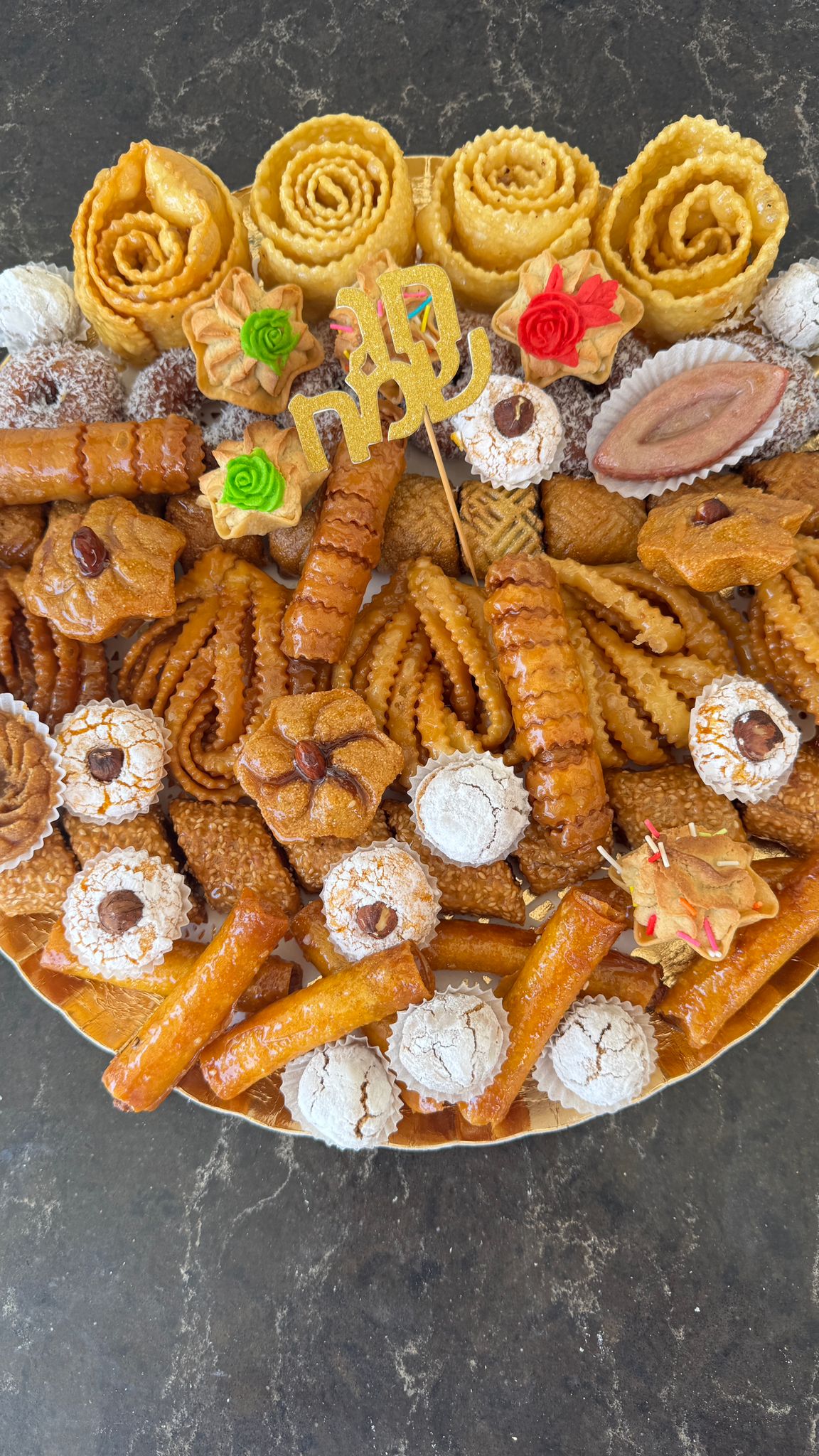 מגש עוגיות מרוקאיות מעוטר לאירועים - כ-65 עוגיות